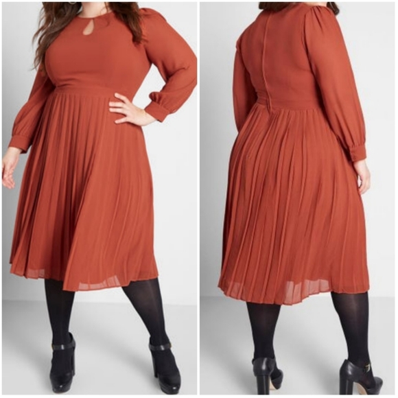 Modcloth Dresses & Skirts - Modcloth Keen Keyhole Pleated Dress